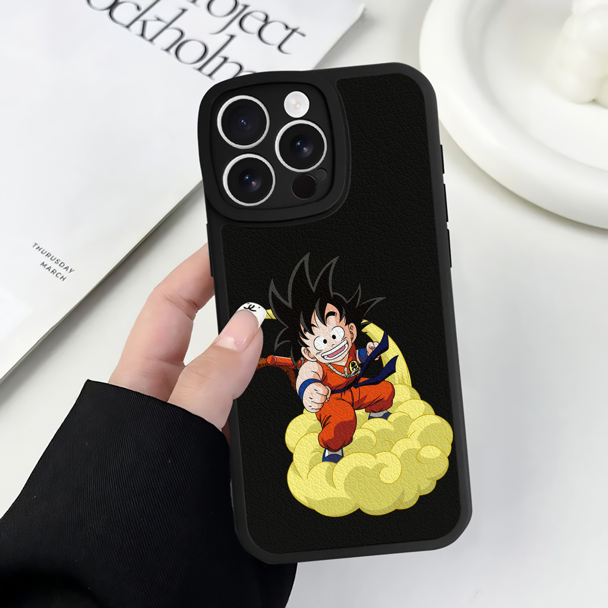 （画像用） ドラゴンボール 孫悟空（そん ごくう）Son Goku カカロット DRAGON BALL Kakarotto 【iPhone 16シリーズ対応】シリコンスマホケース（レザー調） 材質：シリコン